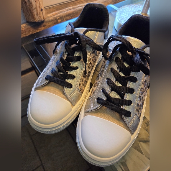 Stylish Women's Glitter Sneakers - Picture 3 of 7